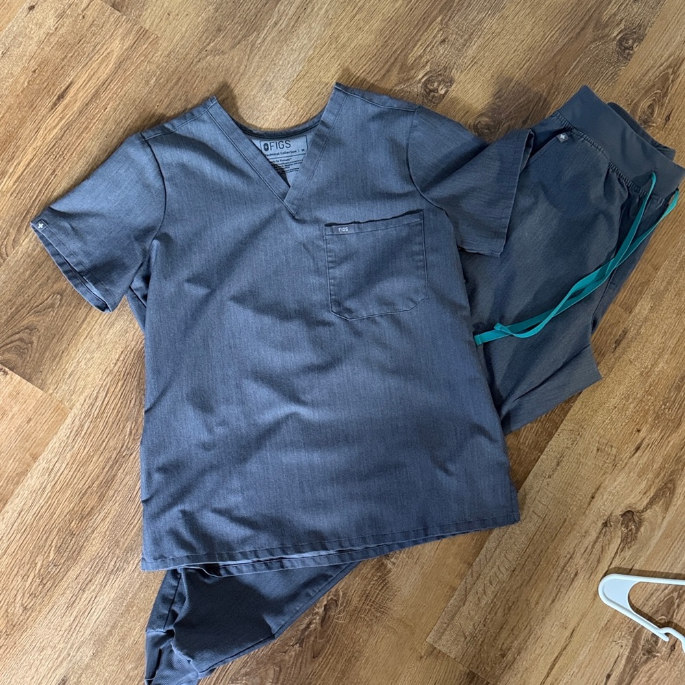 Figs Women's Scrub Set in Charcoal